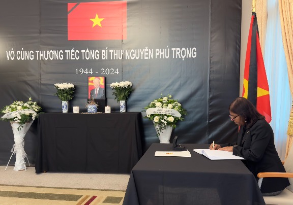Ambassador Shaan signs the book of condolence opened at the Embassy of Vietnam
